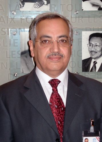 H. E. Dr. ِAbdulrazzak AL-NAFISI, Ambassador, Permanent Delegate of Kuwait to UNESCO, Chair of the Group of 77, Paris Chapter, for 2010.